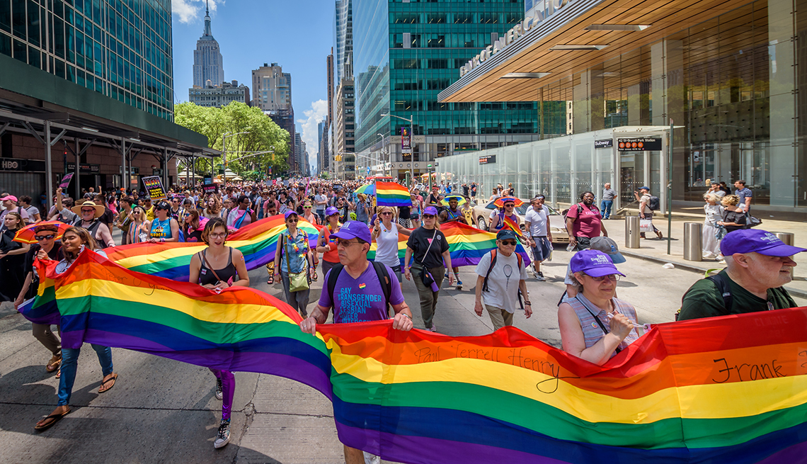 Grupo de personas marcha en el desfile del Orgullo en la ciudad de Nueva York