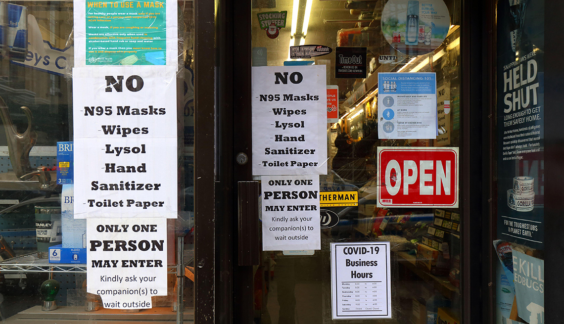 Letreros pegados en las puertas de entrada de un almacén que mencionan los productos no disponibles