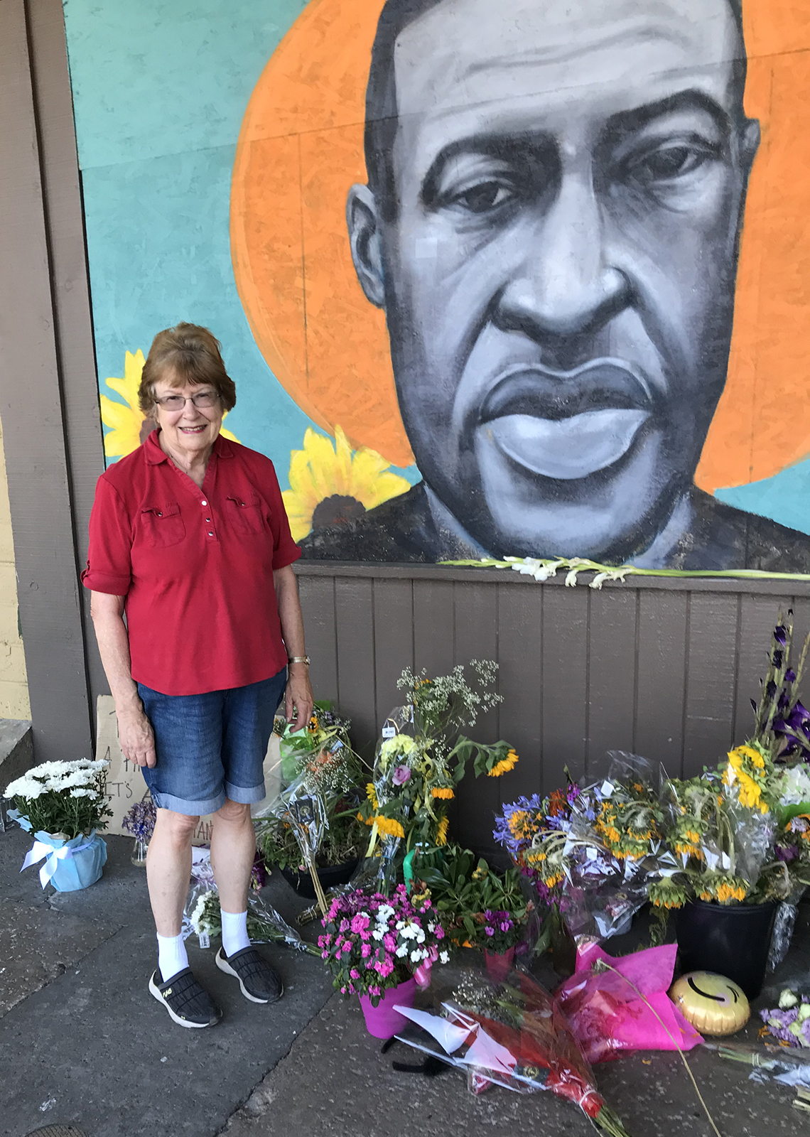 Lois Knowlton frente a un mural conmemorativo de George Floyd