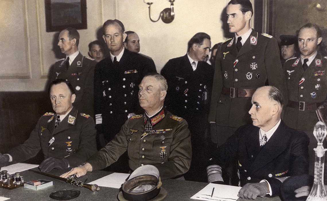 Militares alemanes firman la rendición de su país al final de la Segunda Guerra Mundial
