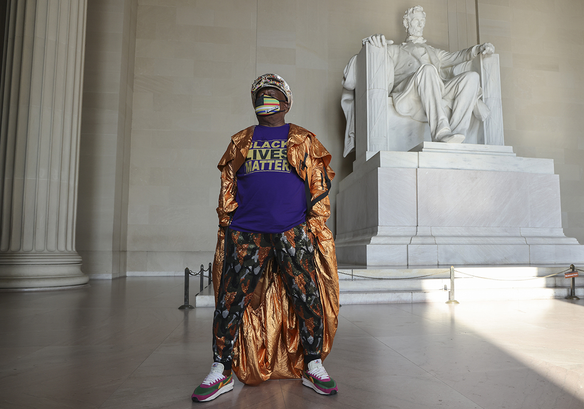 item 7 of Gallery image - George Clinton stands in the lincoln memorial