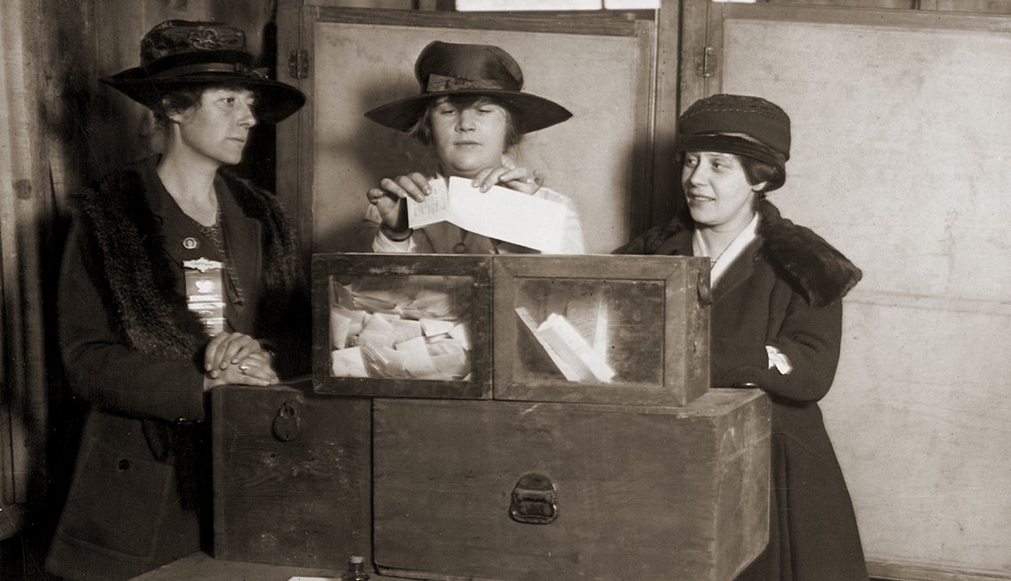 Foto antigua de 3 mujeres ejerciendo su voto en 1917