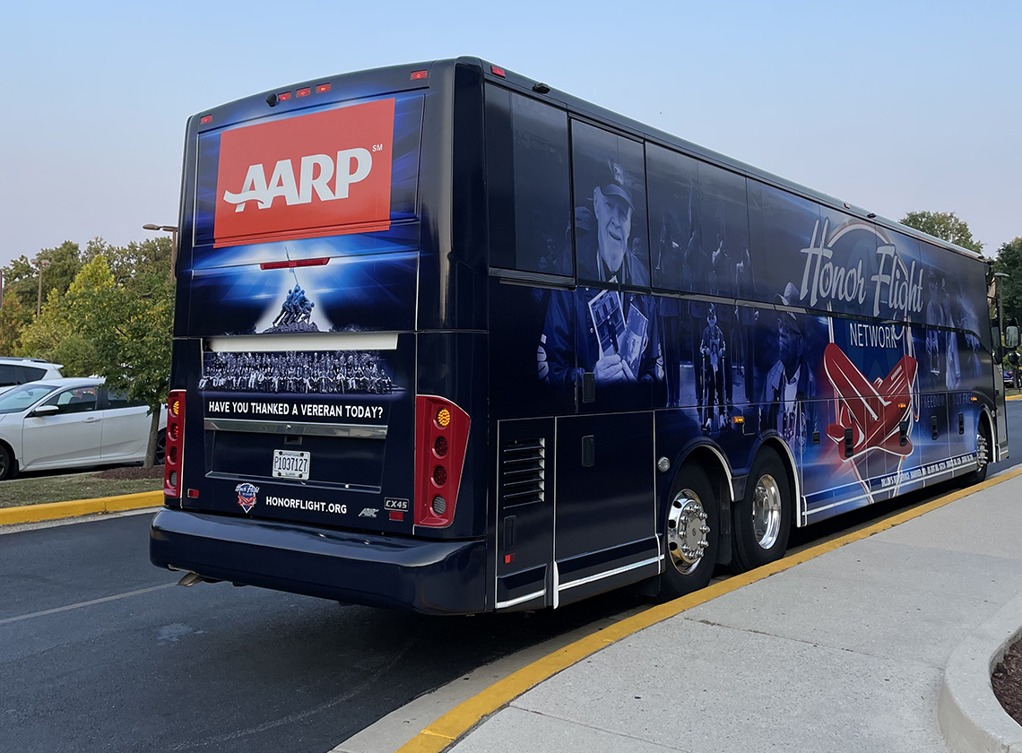 Autobús del programa Honor Flight patrocinado por A A R P en Washington DC