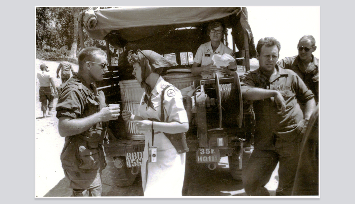 item 7 of Gallery image - Grupo de soldados y Donut Dollies reunidos junto a un Jeep