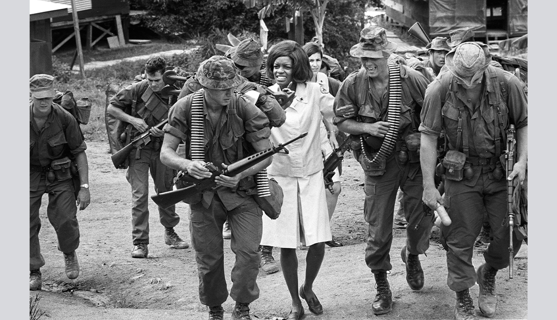 item 3 of Gallery image - Margo Price, una Donut Dolly de la Cruz Roja, camina junto a soldados en Vietnam