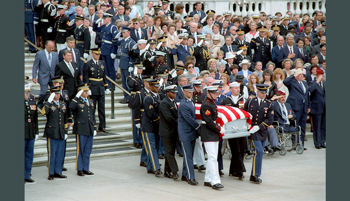 item 7 of Gallery image - El presidente Ronald Reagan preside el funeral de un soldado desconocido en mil novecientos ochenta y cuatro