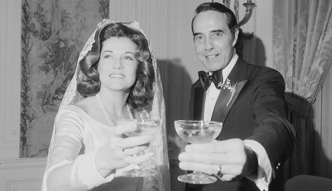 Bob Dole y Elizabeth Dole el día de su boda