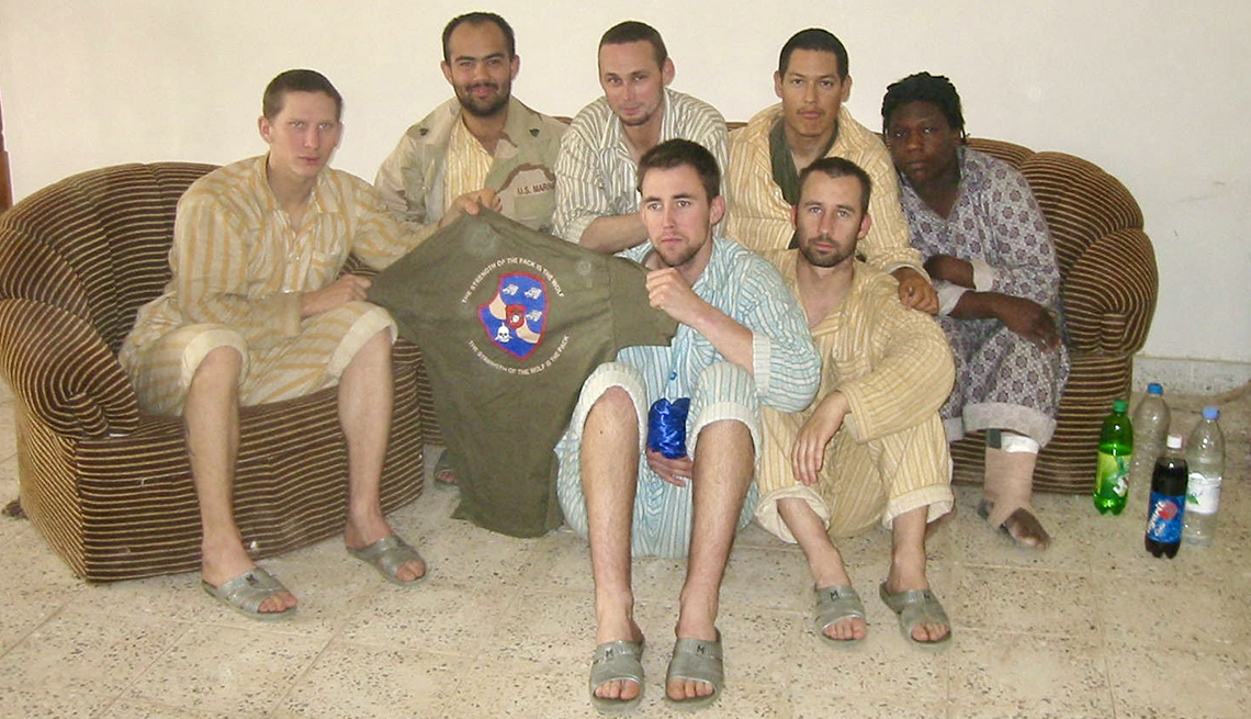 Shoshana Johnson y junto a algunos veteranos compañeros de cautiverio en Irak