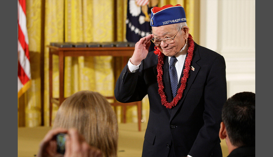 El veterano de la Segunda Guerra Mundial, Terry Shima, saluda durante una ceremonia en la Casa Blanca