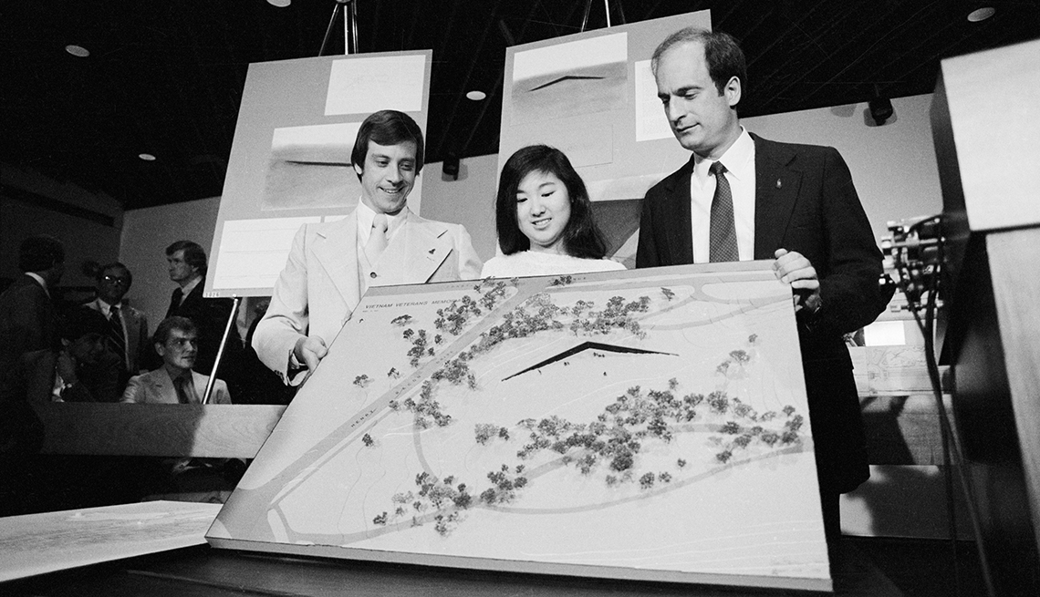 in this 1981 photo, jan scruggs architect student maya lin and project director bob doubek show a model of the vietnam veterans memorial