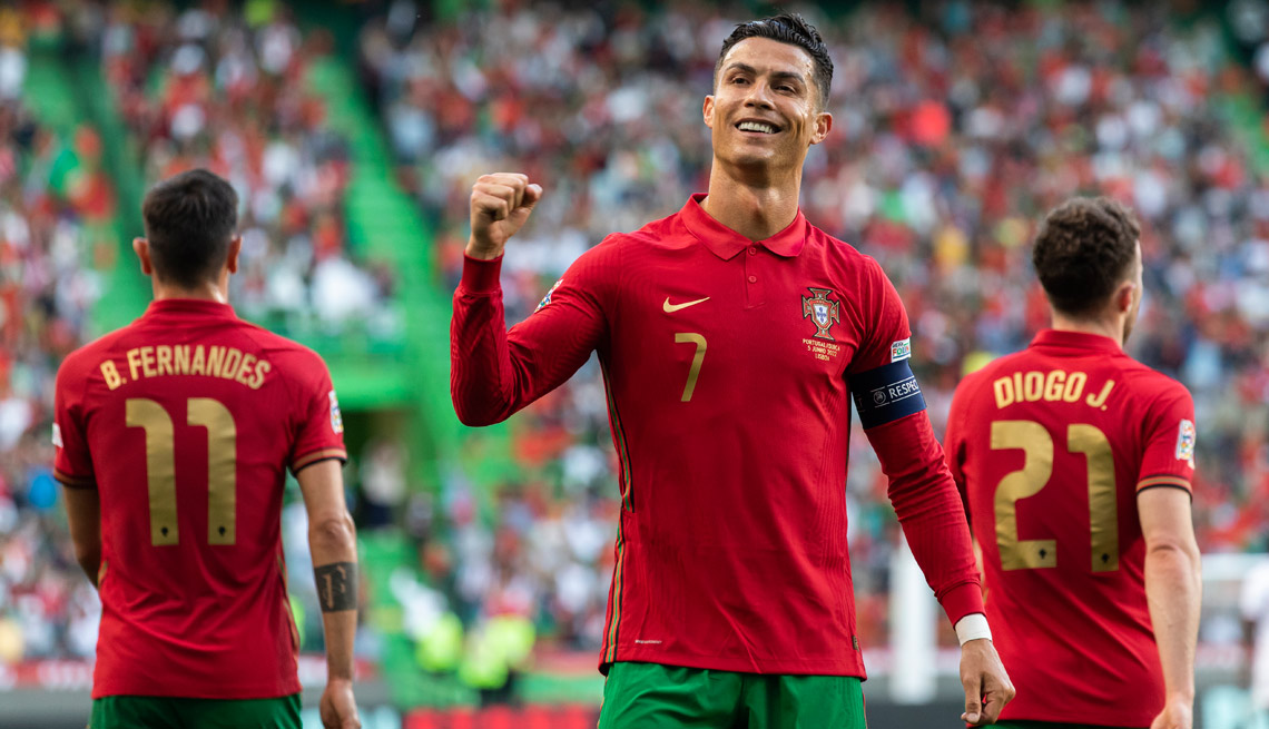 item 7 of Gallery image - Cristiano Ronaldo jugando con la selección de Portugal