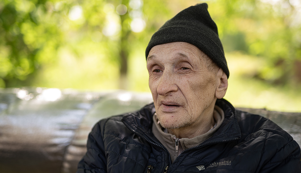 Mykola Kopeiko, de 62 años, en el exterior de uno de los edificios de un hogar de ancianos en Tavriiske 