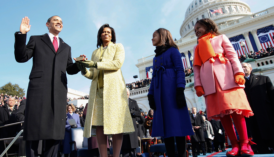 El presidente Barack Obama juramenta junto a su familia