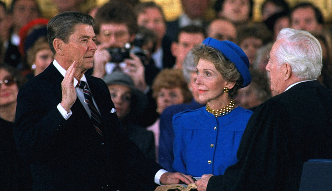 Presidente Ronald Reagan juramenta y junto a él su esposa, Nancy Reagan