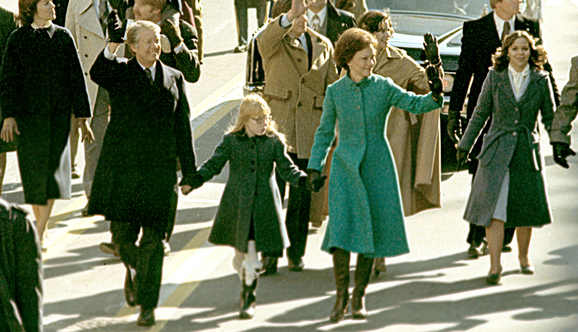 Jimmy Carter camina junto a su hija y su esposa