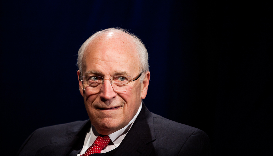 Portrado de hombros y cabeza de Dick Cheney contra una pared negra