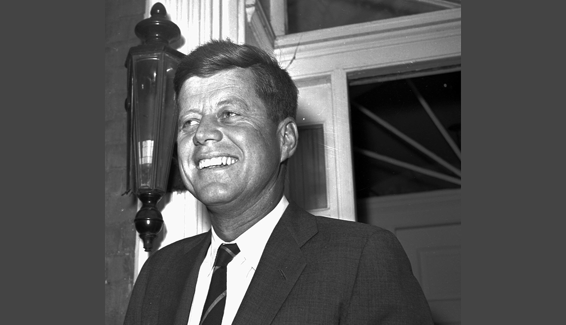John F. Kennedy afuera de una puerta de madera