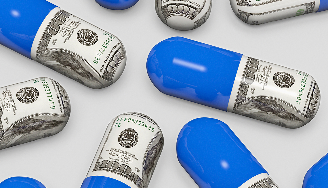 Píldoras medio envueltas en billetes de cien doláres