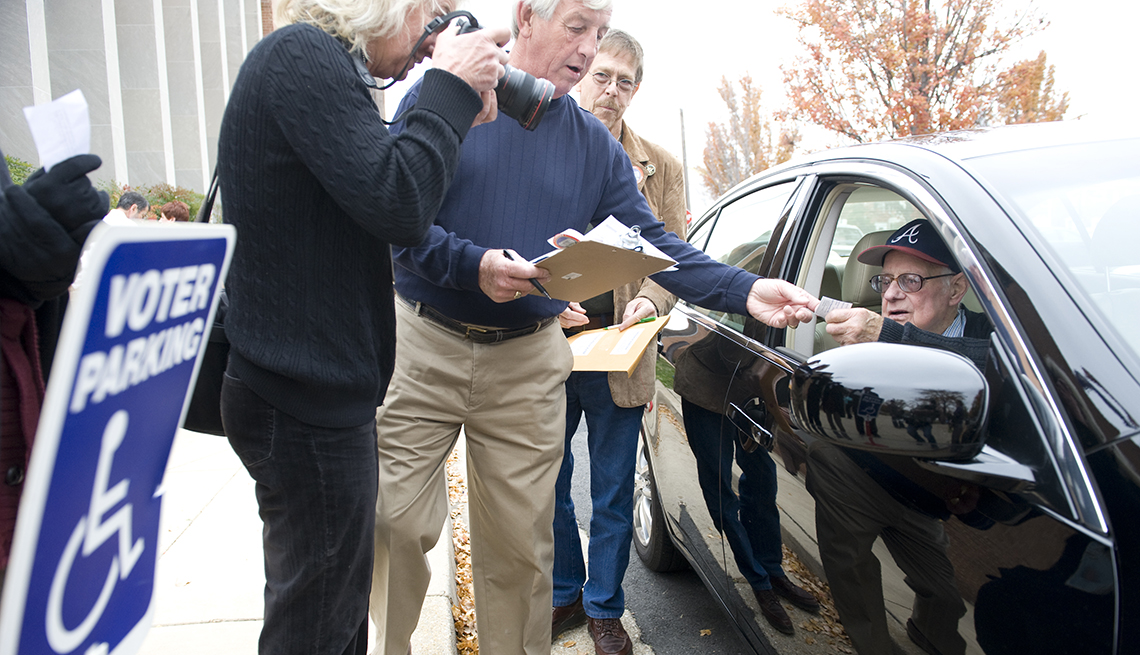 James Spittle, de 82 años, efectuó su voto desde su auto, con la ayuda del oficial electoral Karl Hess en Alexandria, Virginia.