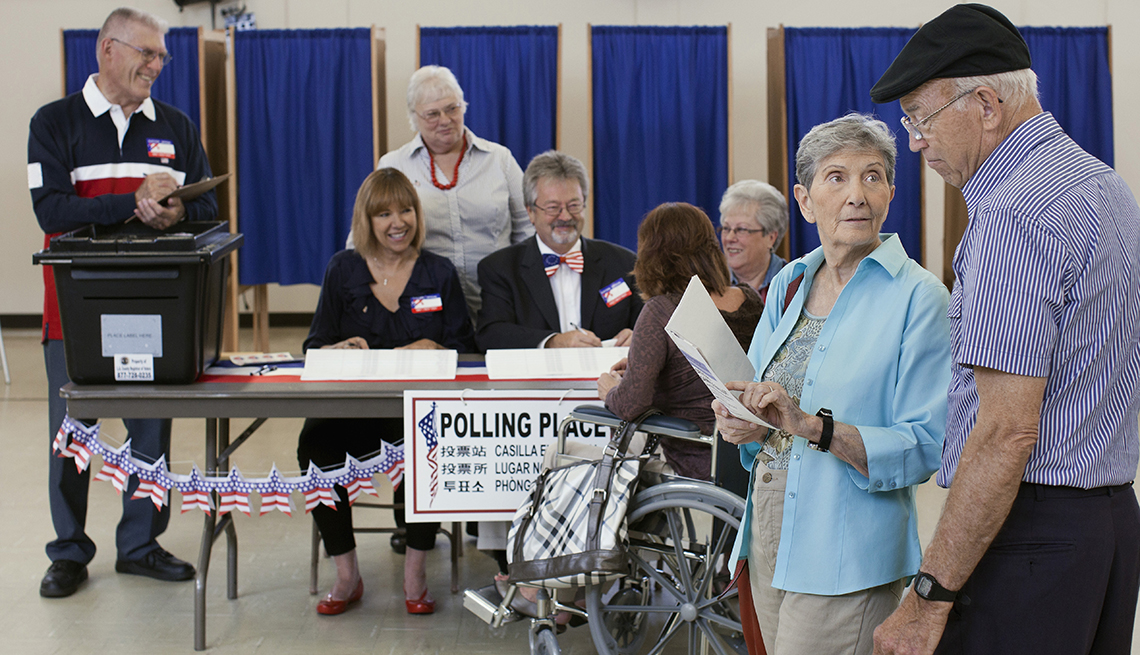 Grupo de adultos mayores en un centro de votación.