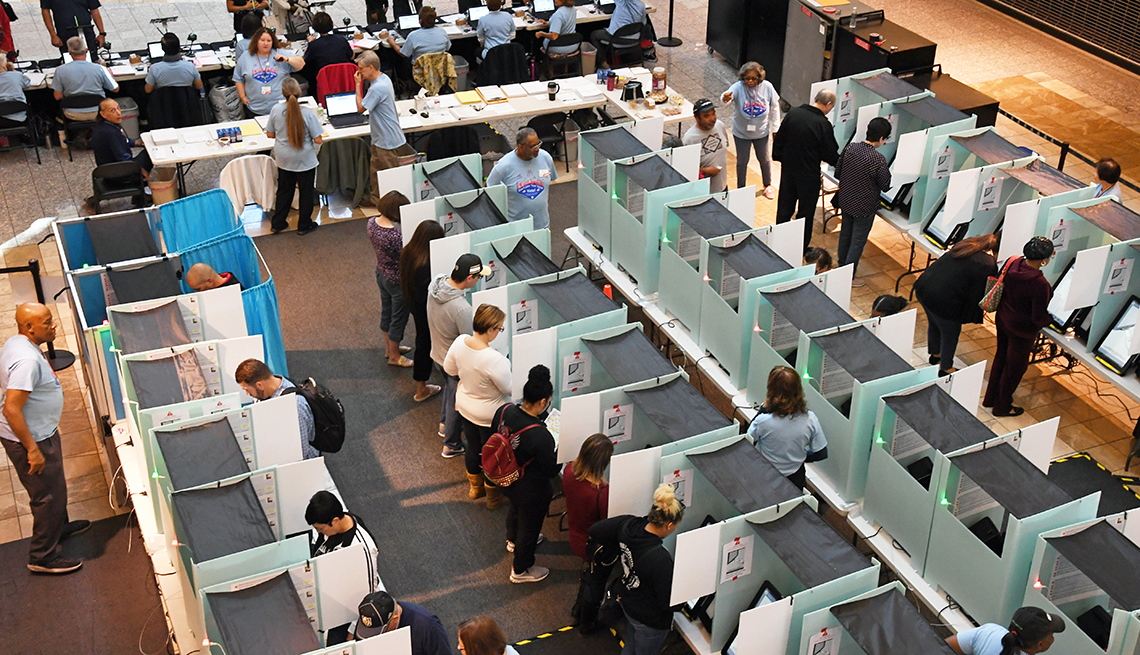 Personas votando en una sala de votación en Nevada.