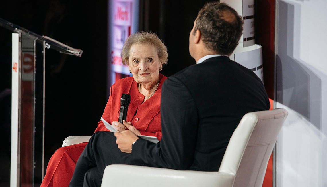 Madeleine Albright habla en una conferencia de AARP