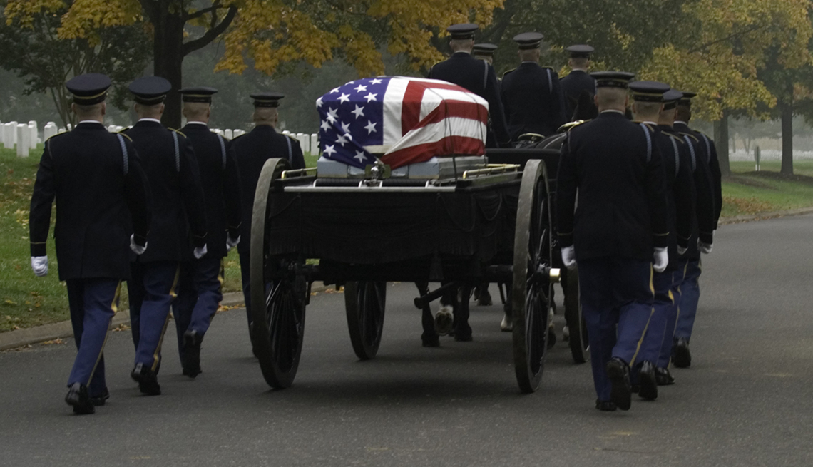 Funeral militar en el cementerio nacional de Arlington