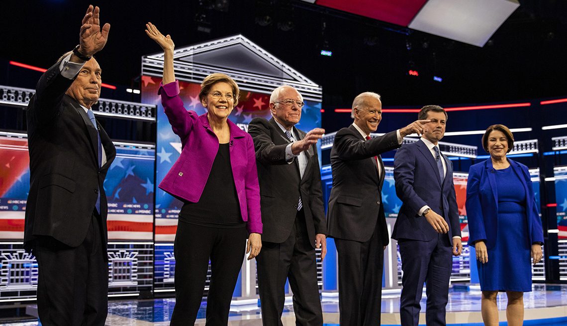 Candidatos a la nominación presidencial del partido demócrata en el escenario de debate en Las Vegas, Nevada.