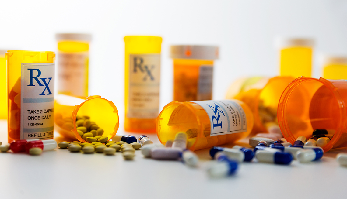 Recipientes con prescripción y pastillas en un mostrador