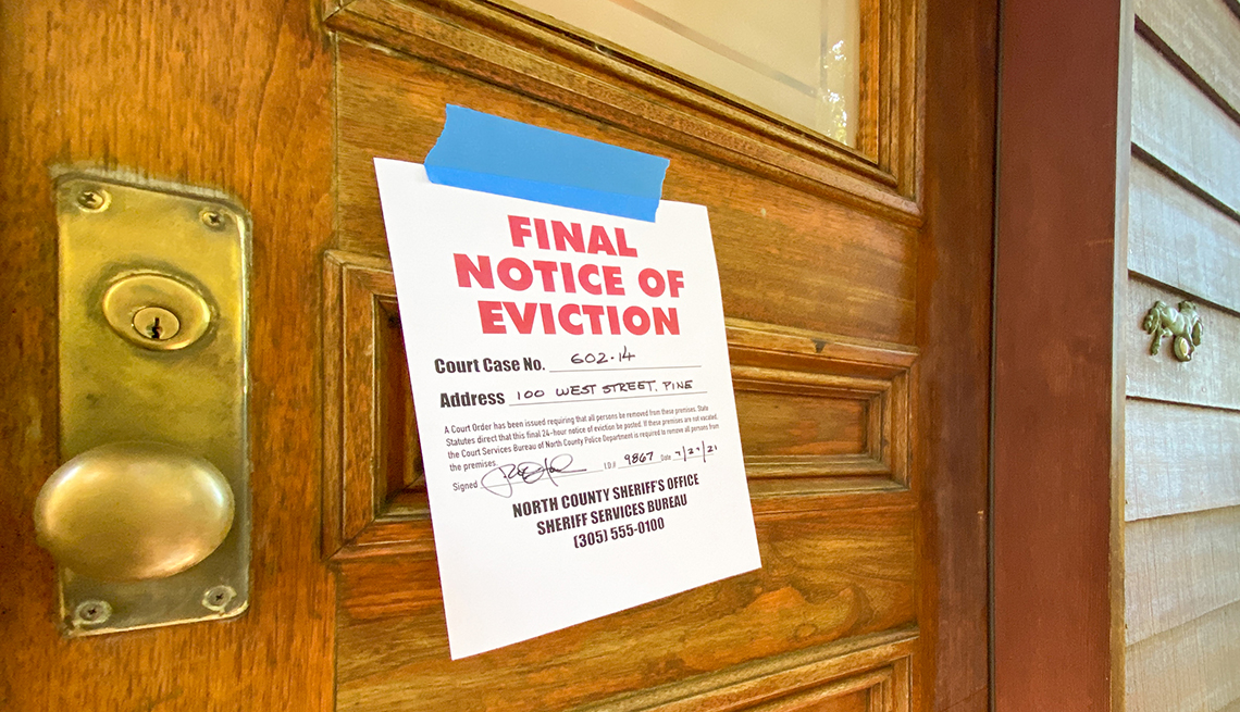 Un letrero en una puerta que dice en inglés Final Notice of Eviction, aviso final de desalojo.