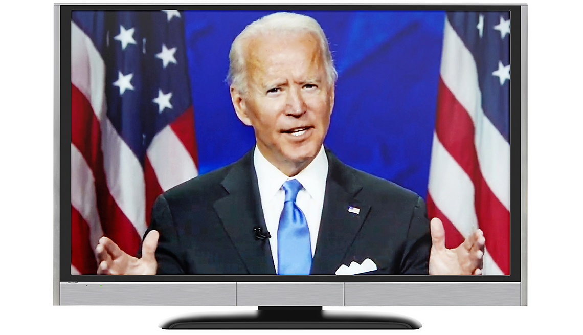 Imagen del candidato presidencial Joe Biden en un monitor mientras da un discurso
