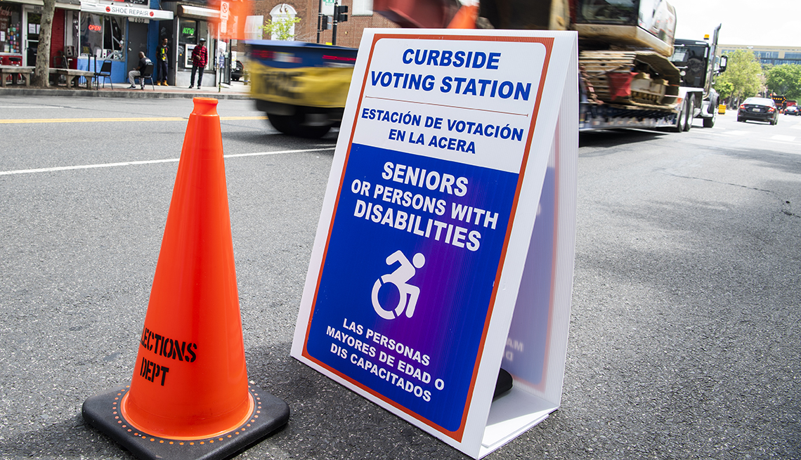 Letrero en la calle indica la ubicación de un centro de votación electoral para discapacitados