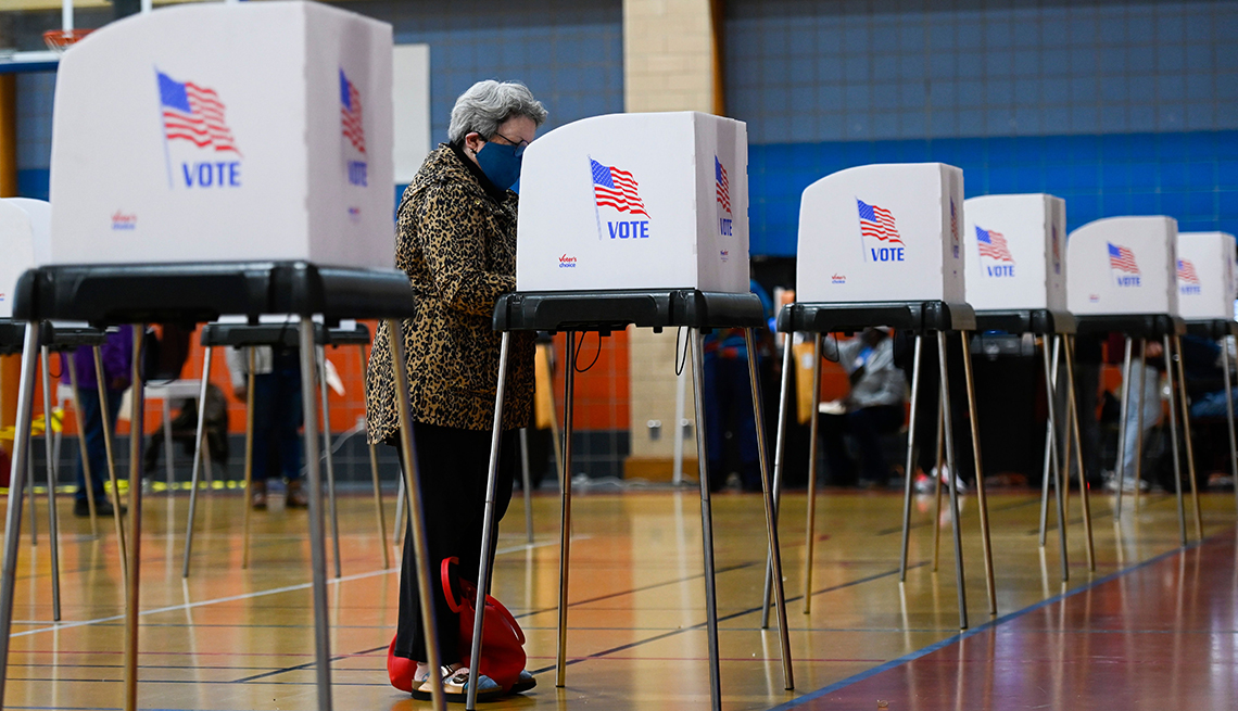 Mujer está votando en una cabina de votación durante las elecciones