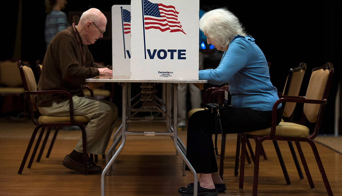 Un hombre y una mujer votan durante una elección