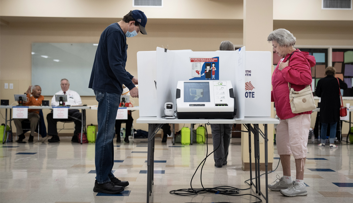 Personas depositan su voto en una sala de votación