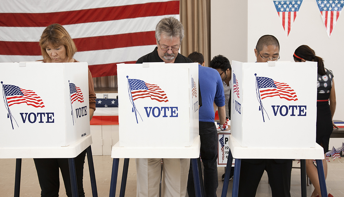 Tres personas en el centro de votación