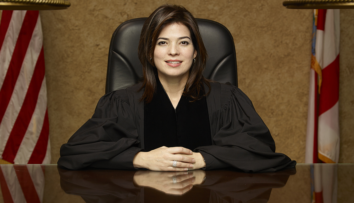 Juez Ivonne Cuesta sentada en el podio de su corte