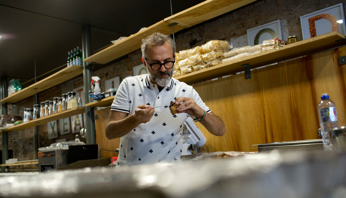El chef italiano Massimo Bottura, trabaja en su proyecto Food for Soul.