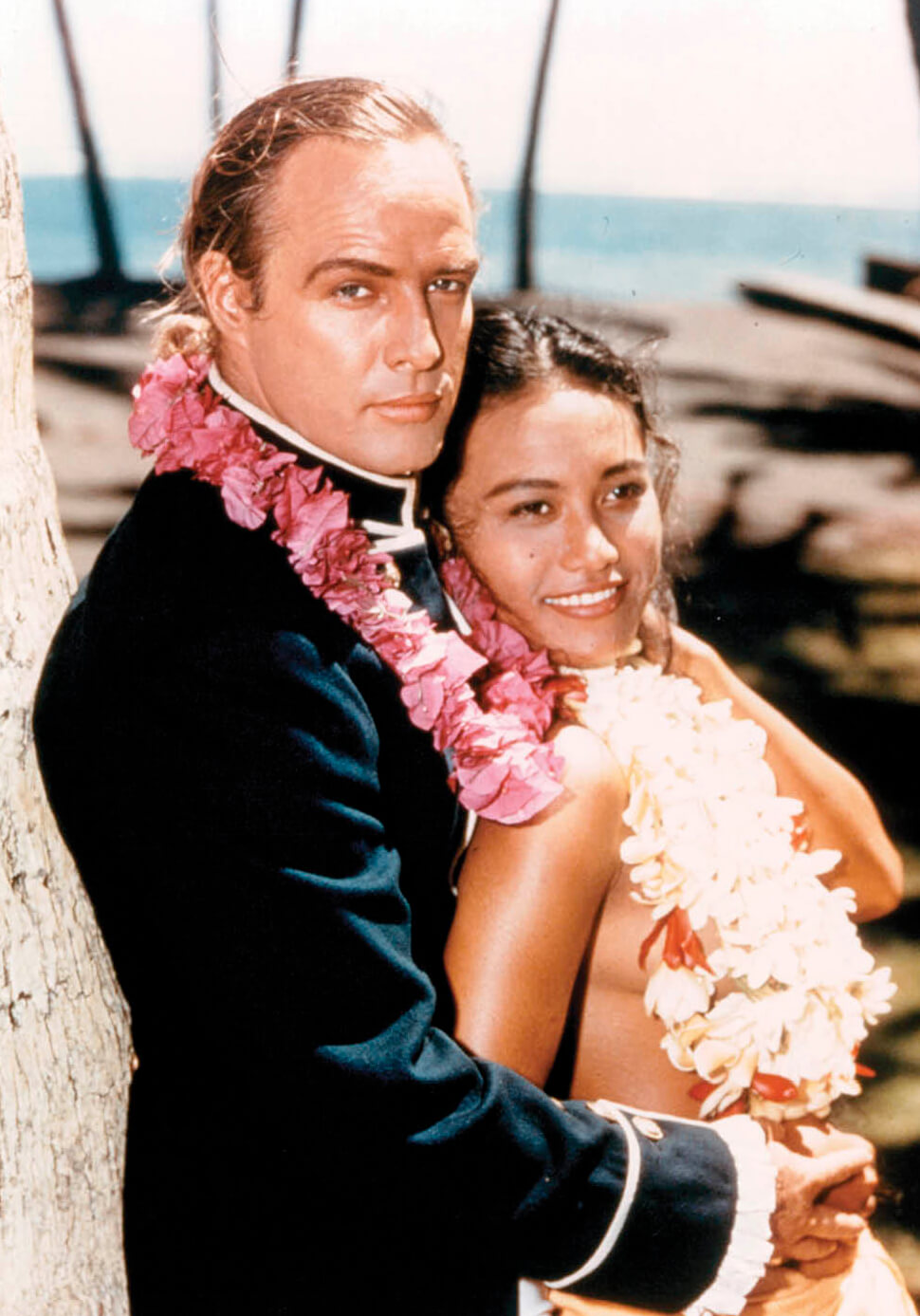 Photo of Marlon Brando with his wife Tarita in 1962