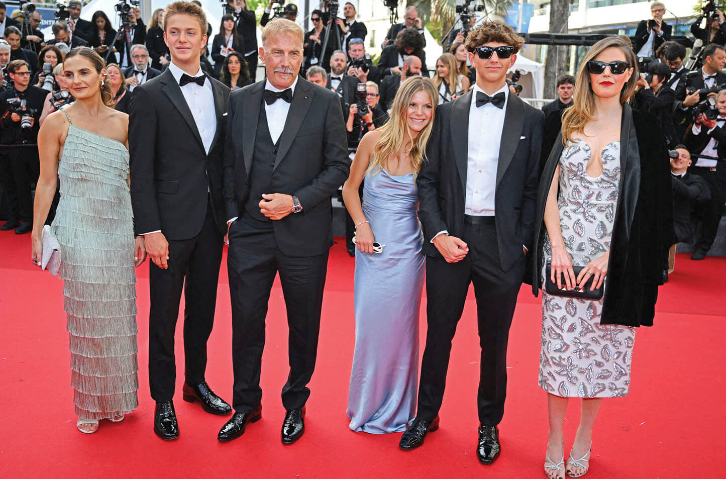 Kevin Costner with his children on the red carpet