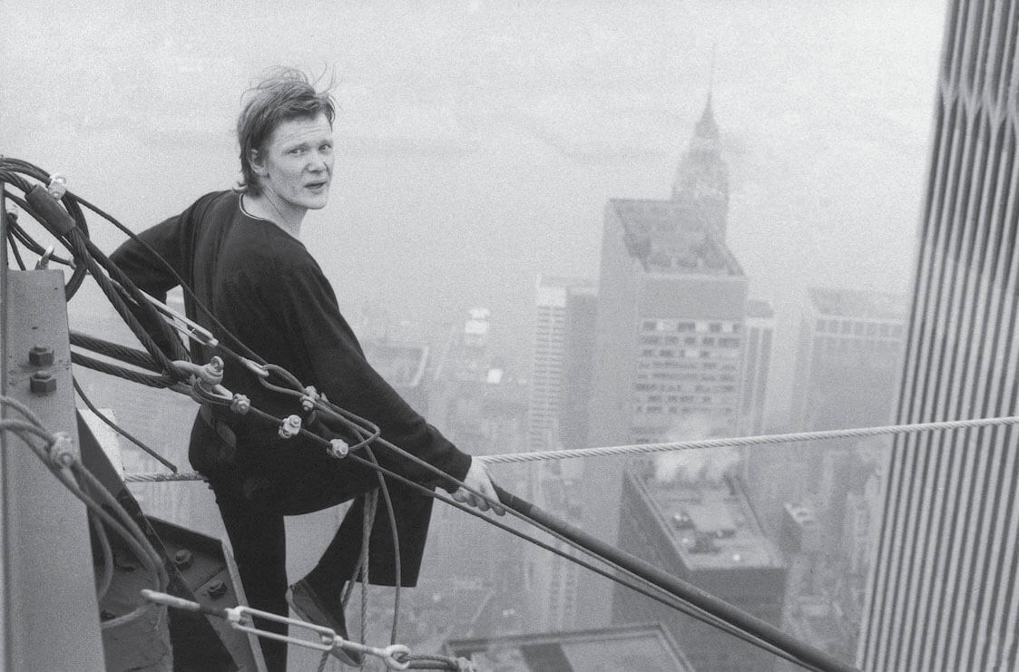 Petit between walks on top of the World Trade Center in 1974