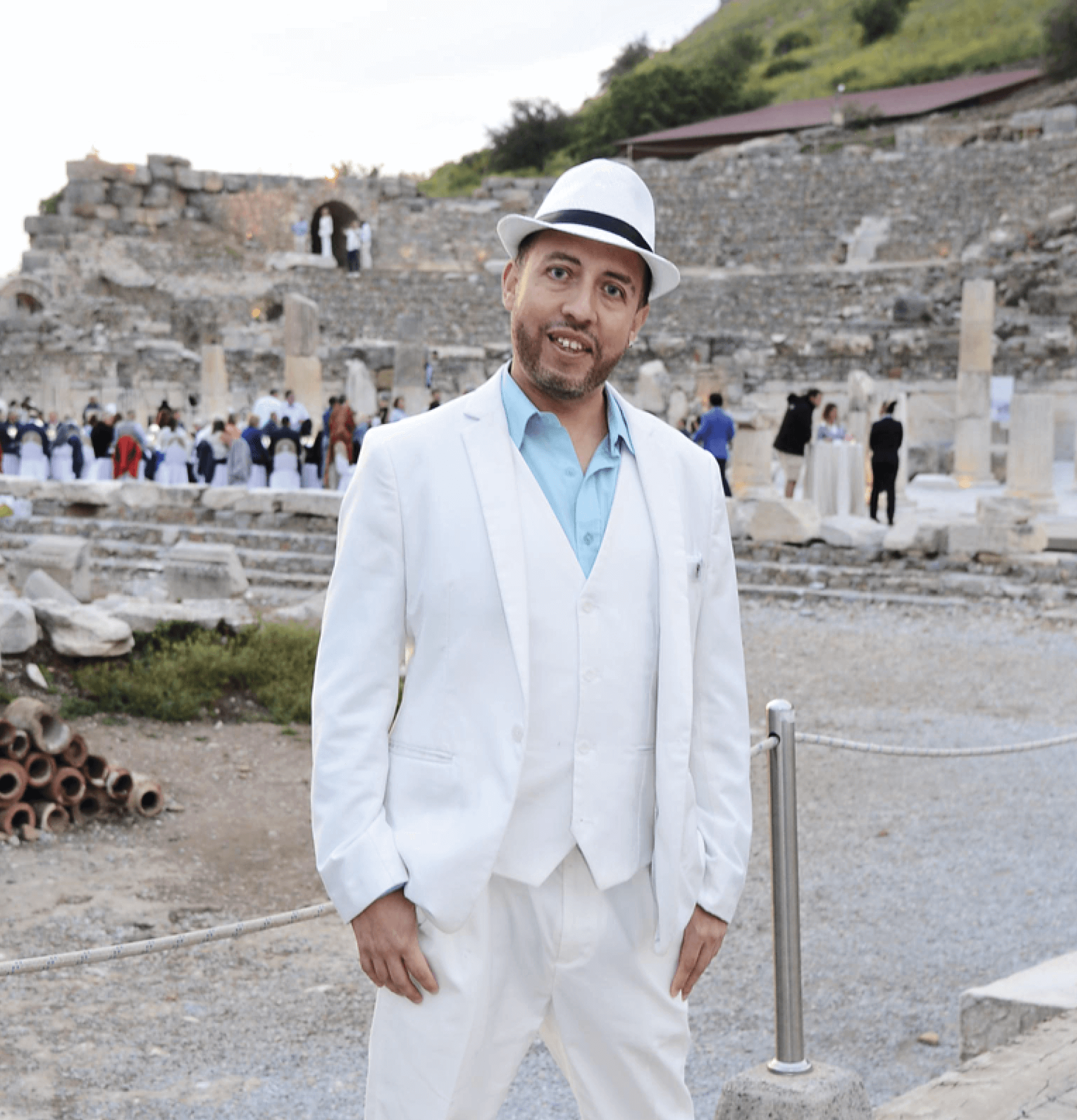 The fun manager Sin Alvarez wearing a blue shirt and a white suit&nbsp;