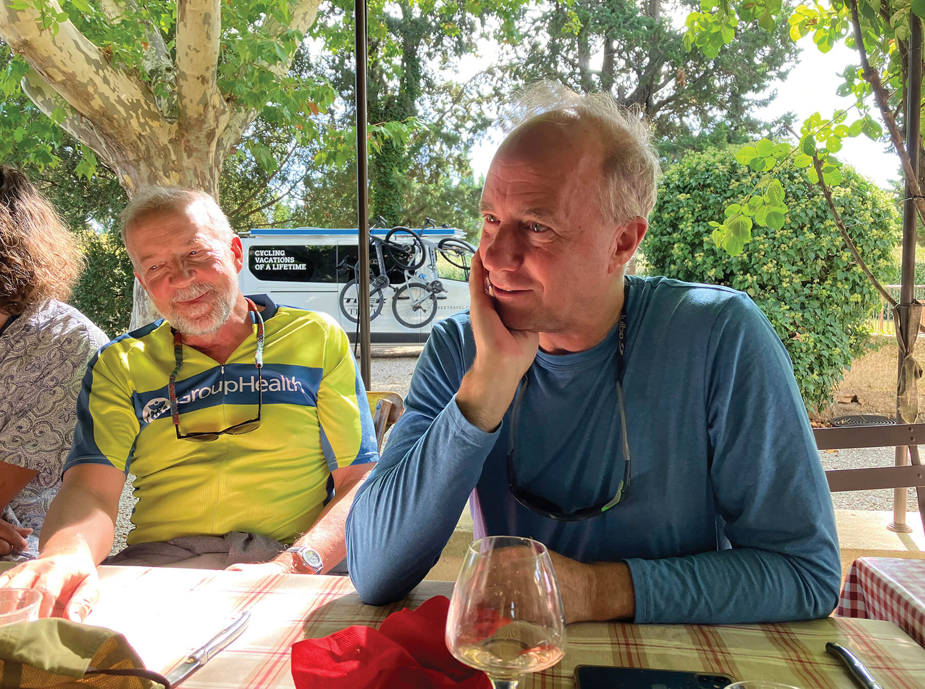 Photo of Kizzia and Brown at a cafe table