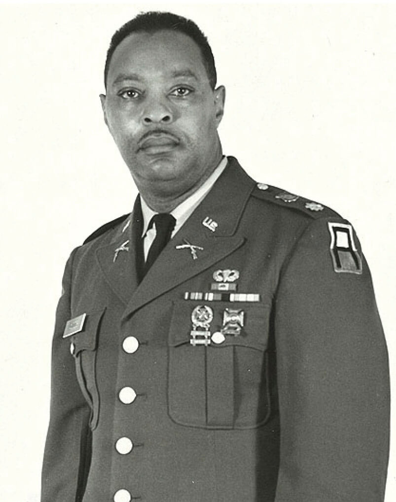 Photo of Earl Woods in him military uniform