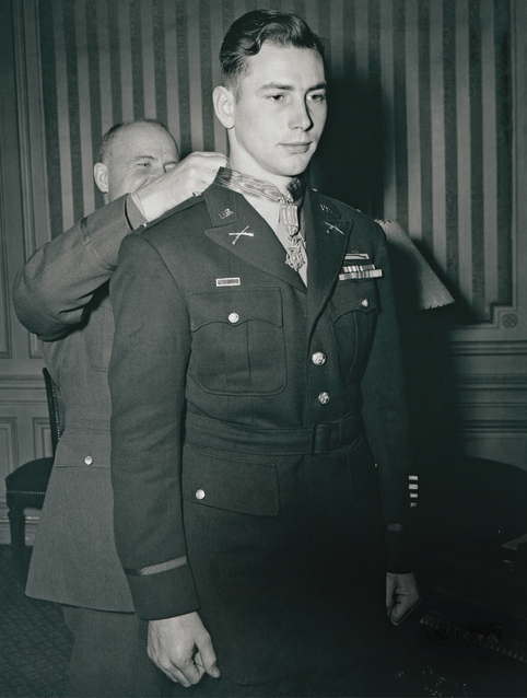 Image of a lieutenant receiving a Medal of Honor. 