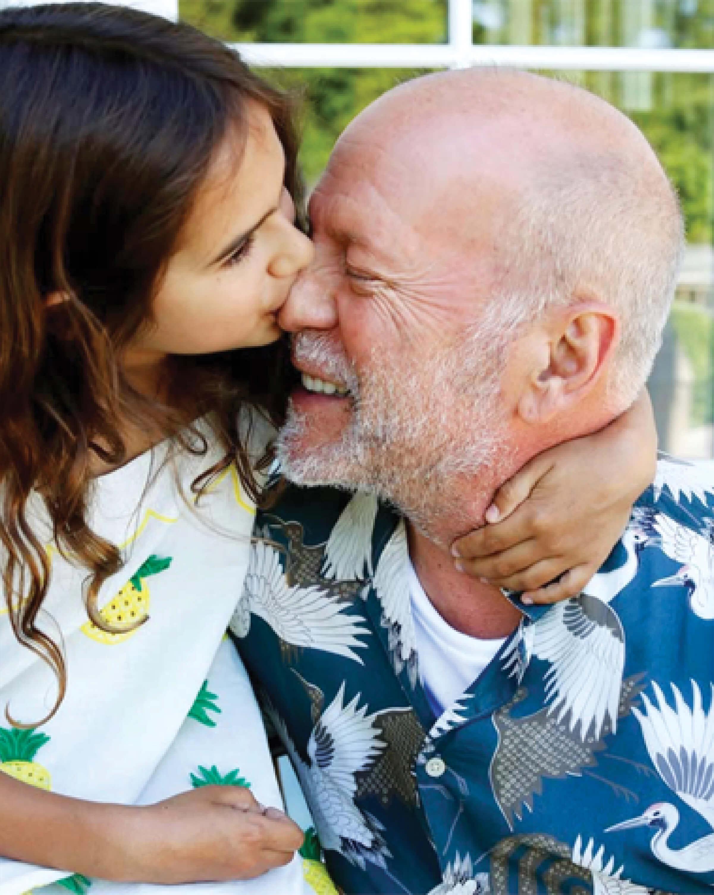 Picture of Mabel, kissing Bruce Willis's nose