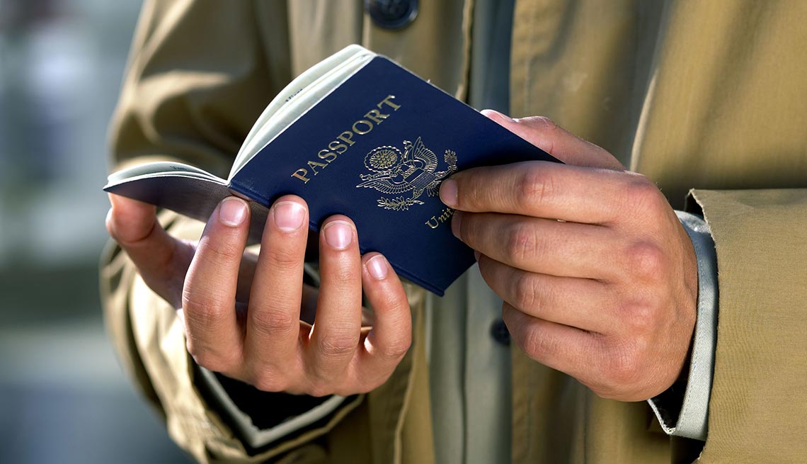 Hombre con pasaporte en sus manos - Cómo renovar su pasaporte