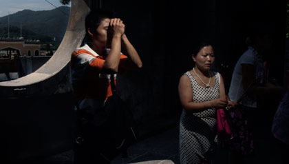 Gente rezando en un templo en la China