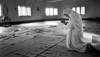 Madre Teresa reza en Calcuta, India en 1989