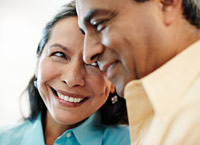 Una pareja de adultos mayores hispanos sonriendo